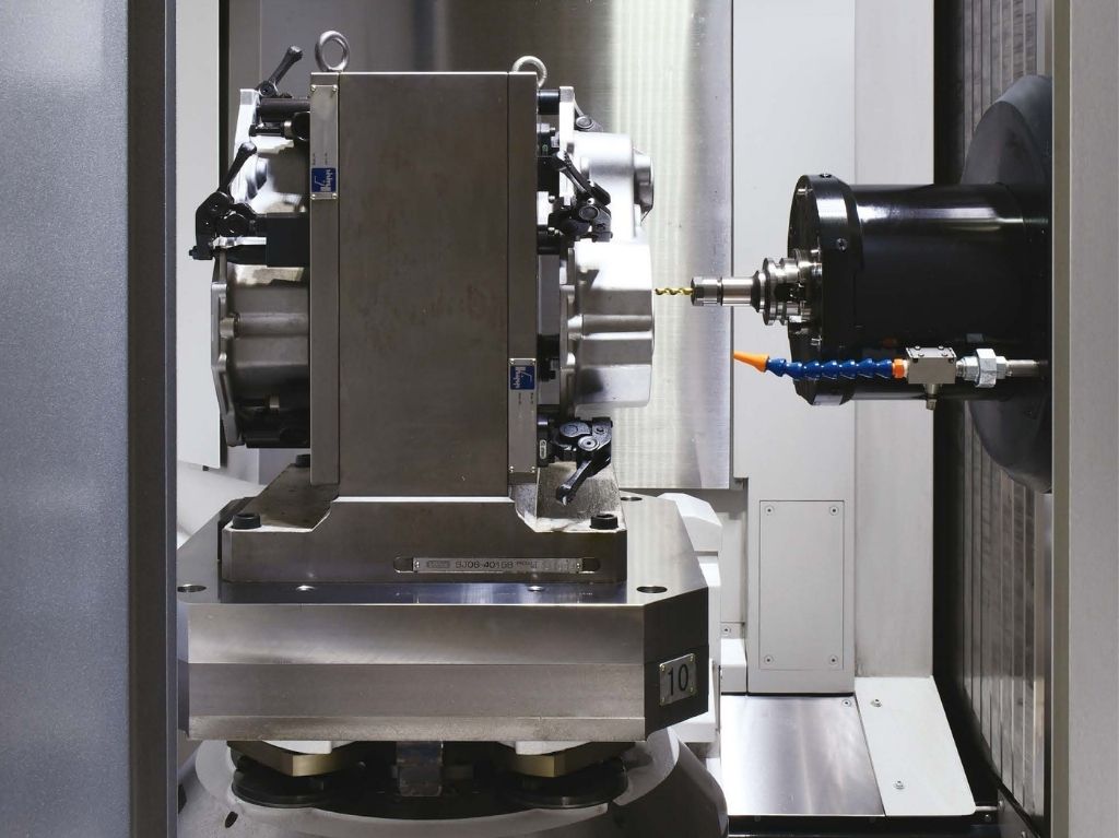 Horizontal Machining Centers Horizontal machining center with pallet system handling titanium parts, maximizing chip removal and tool life in complex part production.